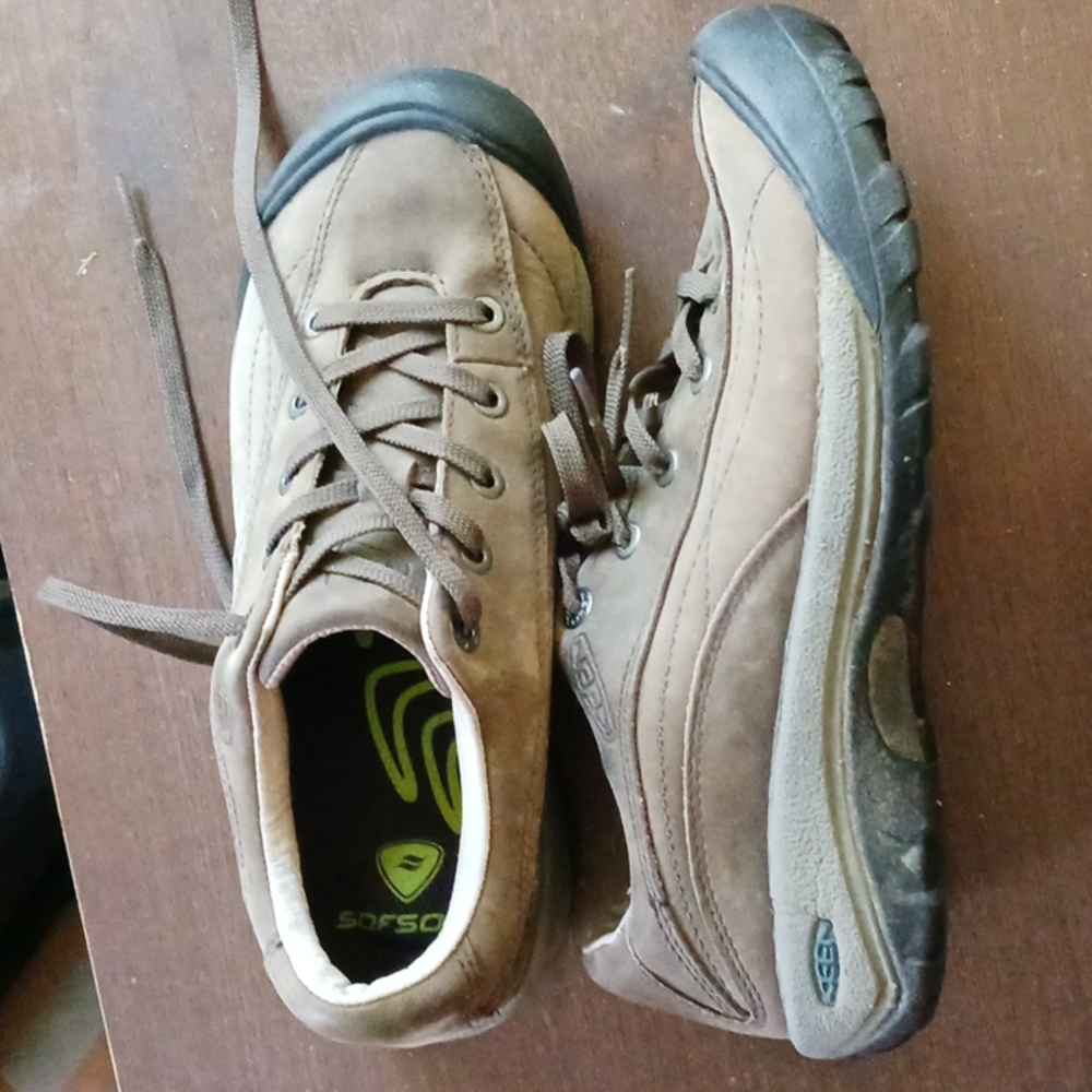 Keen women’s brown leather outdoor hiking shoe